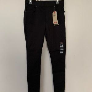 size 8 levi’s jeggings
extremely comfy & easy to wear